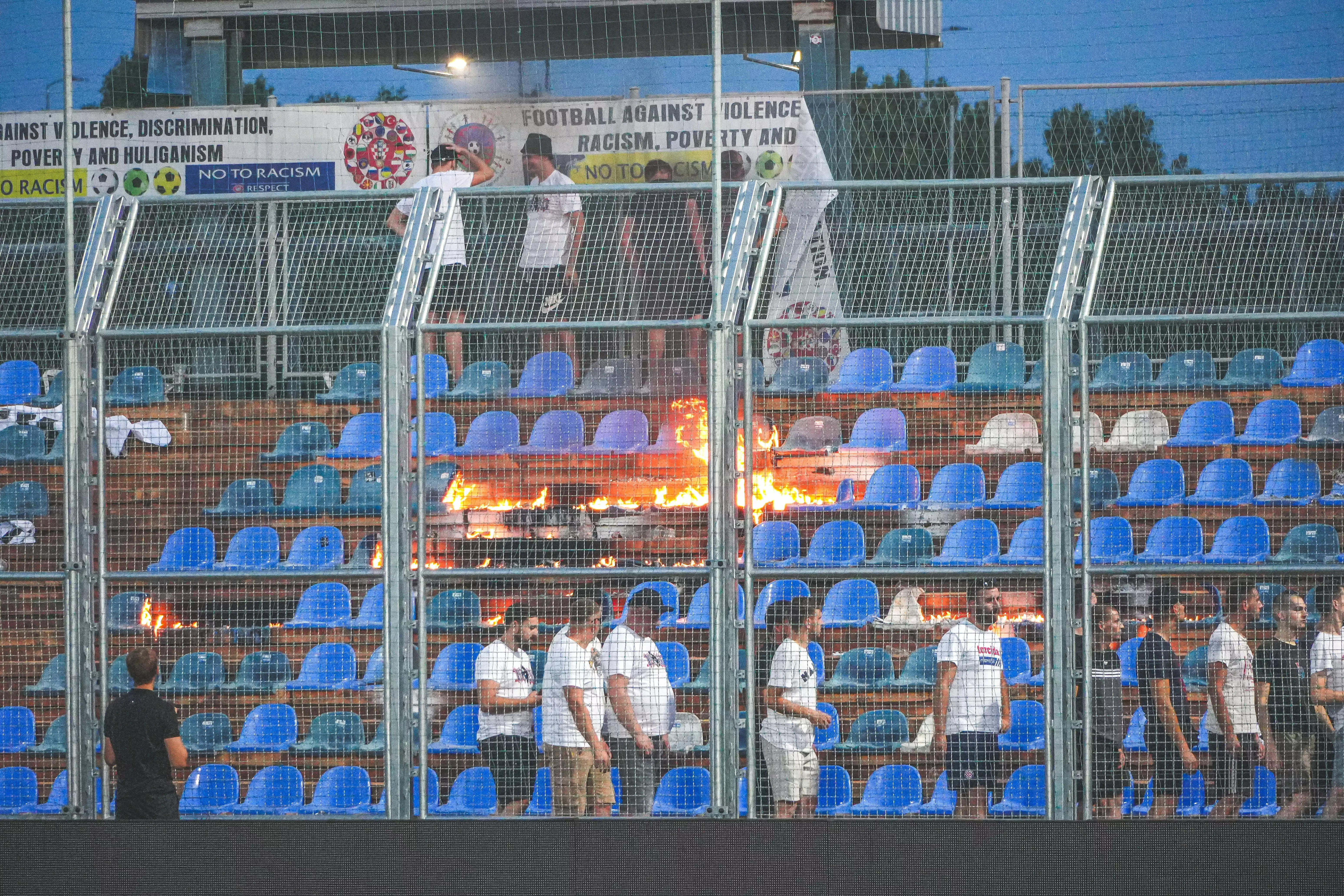 Scene incredibile! Au dat foc stadionului și a urmat haosul: ”Nu cumpărați bilete la ei”